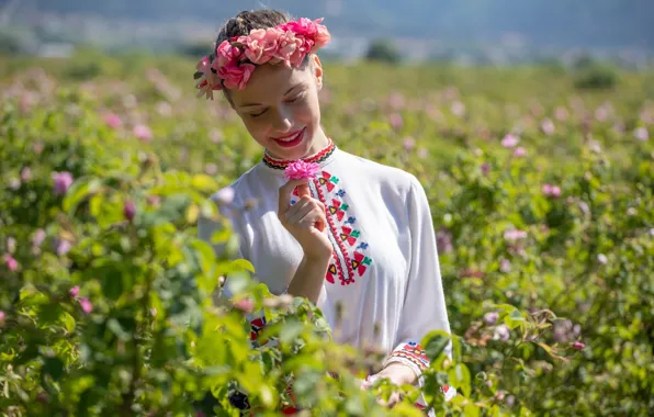 Зелень, лето, девушка, свет, цветы, природа, поза, улыбка