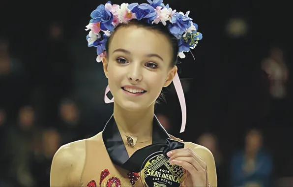 Улыбка, спорт, фигурное катание, красавица, награда, фигуристка, Александра Трусова, good Luck