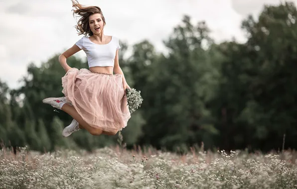 Картинка девушка, радость, цветы, настроение, прыжок, юбка, ромашки, луг