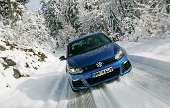 Картинка дорога, лес, снег, скорость, автомобиль, vw golf mk6 r32