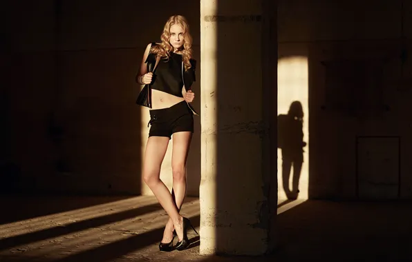 Картинка shorts, legs, woman, beautiful, model, sweet, adorable, long-haired