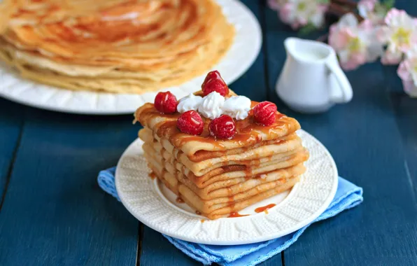 Малина, блины, соус, карамель
