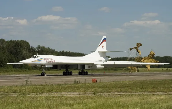 Картинка стратегический, Ту-160, сверхзвуковой, бомбардировщик-ракетоносец, «Белый лебедь», аэродром парашют