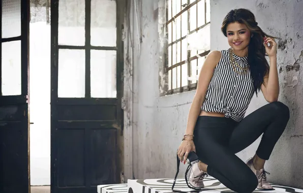 Картинка взгляд, девушка, улыбка, Selena Gomez