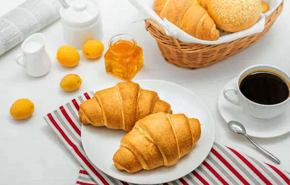 Кофе, молоко, абрикос, выпечка, джем, круассан