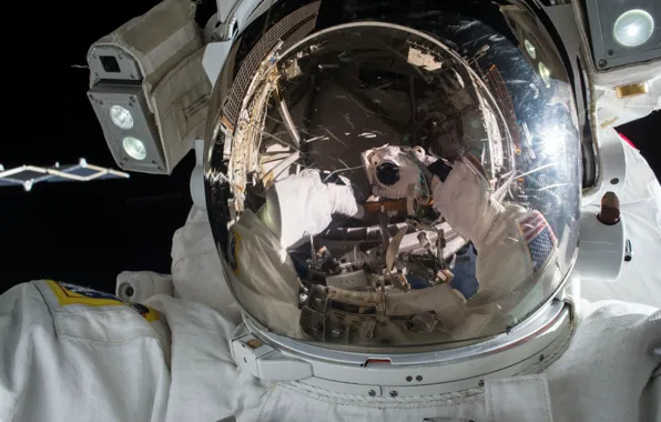 Картинка космос, отражение, спутник, скафандр, шлем, NASA, снимок, астронавт