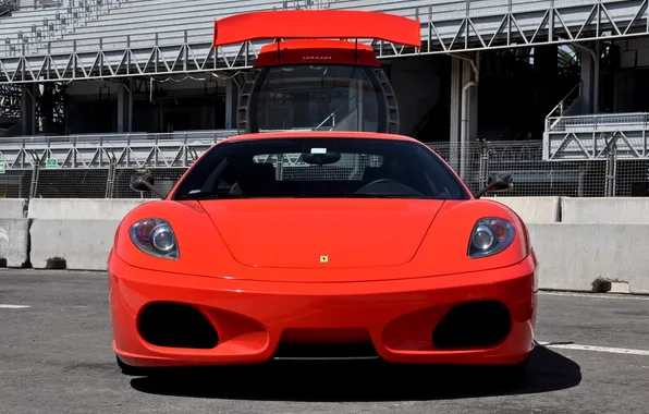 Красная, смотрит, Ferrari 430