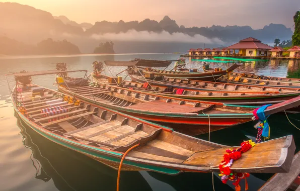 Картинка горы, туман, озеро, лодки, утро, причал, Таиланд, Cheow Lan Lake