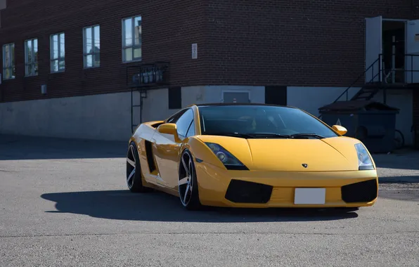 Картинка жёлтый, здание, тень, gallardo, lamborghini, вид спереди, yellow, ламборгини