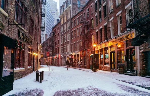 Картинка зима, дорога, снег, город, люди, улица, окна, здания