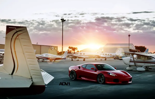 Картинка солнце, закат, красный, тюнинг, суперкар, ferrari, аэродром, f430