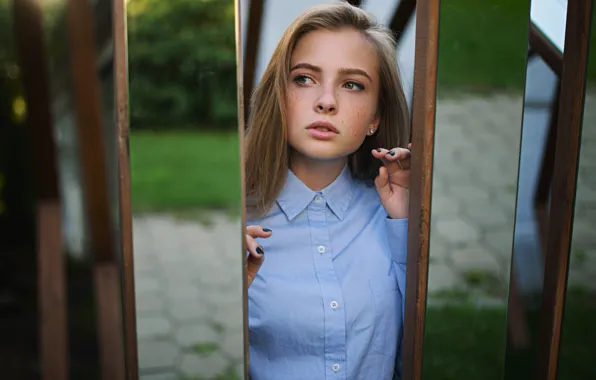 Картинка взгляд, девушка, лицо, портрет, руки, веснушки, рубашка, маникюр