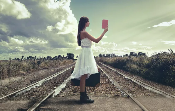 Картинка девушка, рельсы, железная дорога, чемодан, путеводитель