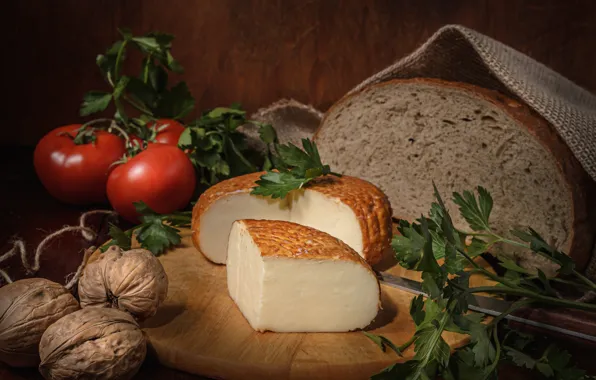 Сыр, хлеб, орехи, помидоры, грецкие