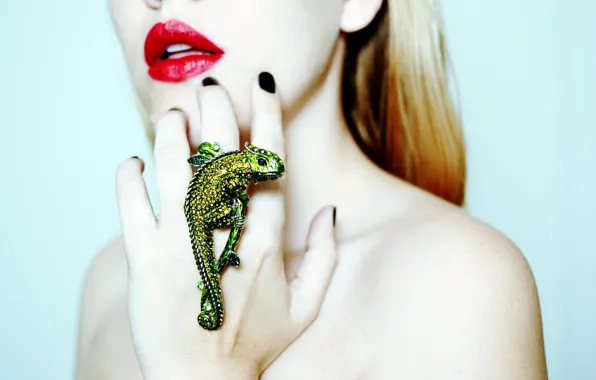 Девушка, хамелеон, рука, кольцо, губы, перстень