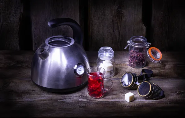 Темный фон, стол, чайник, очки, чаепитие, сахар, банки, кружки