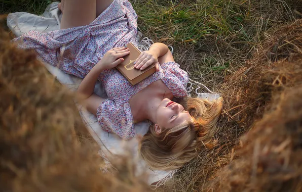 Картинка девушка, grass, dress, legs, model, blonde, books, red lipstick