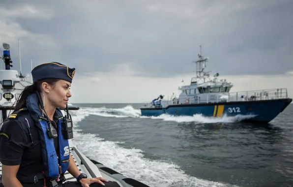 Картинка Девушка, Корабль, Балтийское море, Baltic Sea, Матрос, ship KBV 312, Swedish Coast Guard, Шведская береговая …