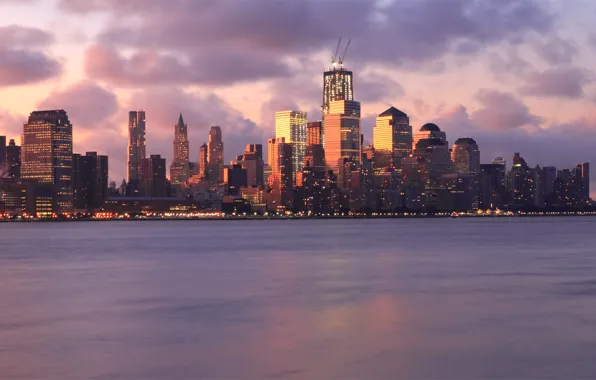 Картинка мегаполис, небоскребы, огни, вечер, здания, река, облака, New York