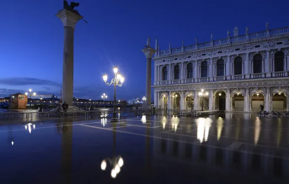 Картинка ночь, огни, отражение, Италия, фонарь, Венеция, колонна, пьцетта