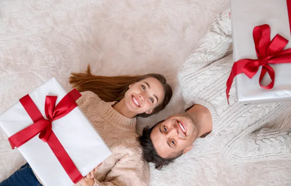 Картинка подарок, улыбка, на полу, любовь, Рождество, New Year, мужчина, бант
