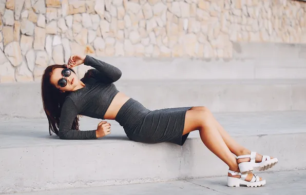 Картинка long hair, legs, woman, young, beautiful, model, skirt, sunglasses