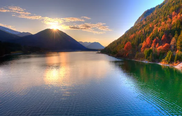 Картинка осень, солнце, лучи, горы, гладь, река, леса