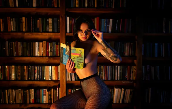 Взгляд, секси, поза, модель, книги, макияж, фигура, брюнетка