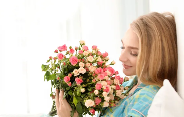 Картинка девушка, цветы, улыбка, розы, букет, подушки, макияж, платье