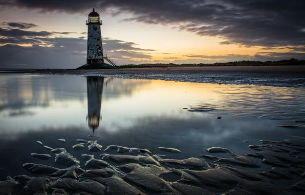 Картинка море, пляж, облака, рассвет, маяк, Англия, утро, Северный Уэльс