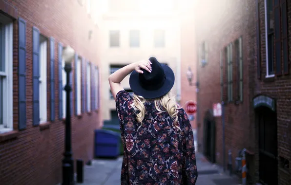 Картинка девушка, улица, спина, шляпа, локоны