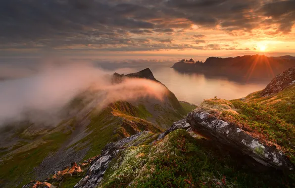 Картинка море, солнце, облака, лучи, горы, скалы, остров, Норвегия