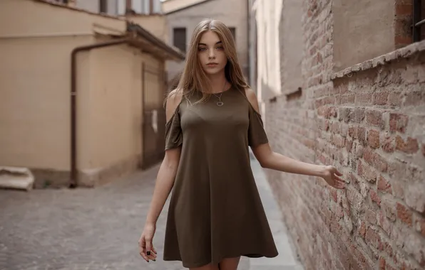 Девушка, поза, дом, стена, портрет, кирпич, макияж, платье