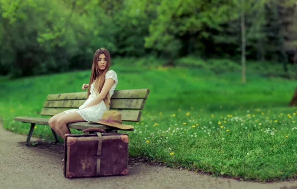 Картинка девушка, парк, чемодан, скамья