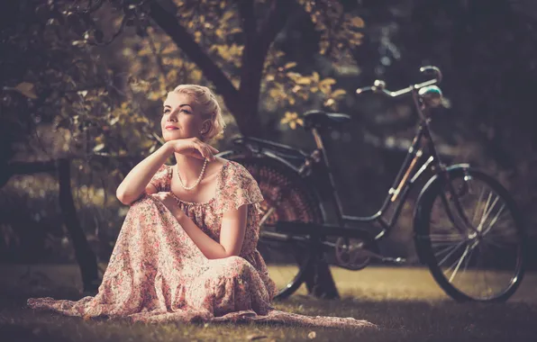 Картинка девушка, велосипед, ретро, листва, блондинка, бусы