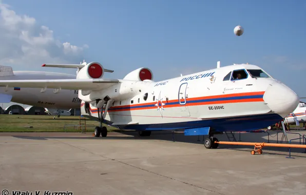 Картинка самолёт, Российский, амфибия, Бе-200, на выставке, дирижабль на заднем плане