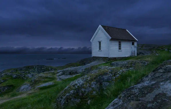 Картинка небо, ночь, тучи, озеро, Норвегия, домик, синее