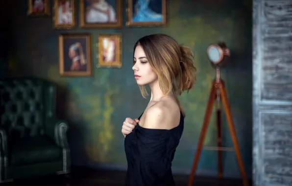 Картинка комната, модель, портрет, Девушка, атмосфера, картины, плечо, студия