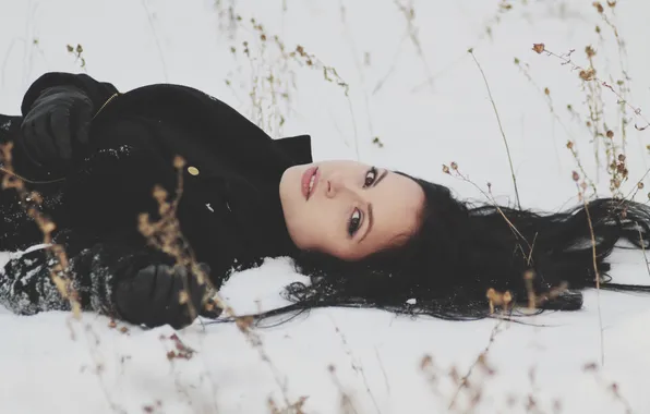 Картинка девушка, снег, брюнетка, лежит