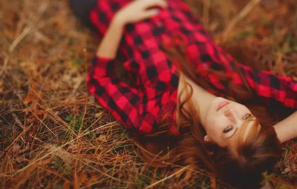 Картинка трава, взгляд, девушка, природа, рубашка, рыжеволосая, Chance