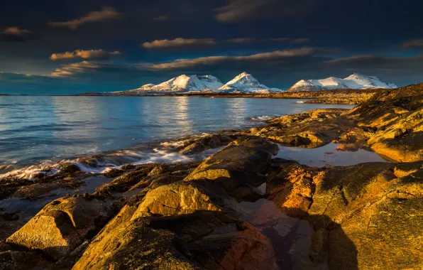 Небо, облака, горы, озеро, камни