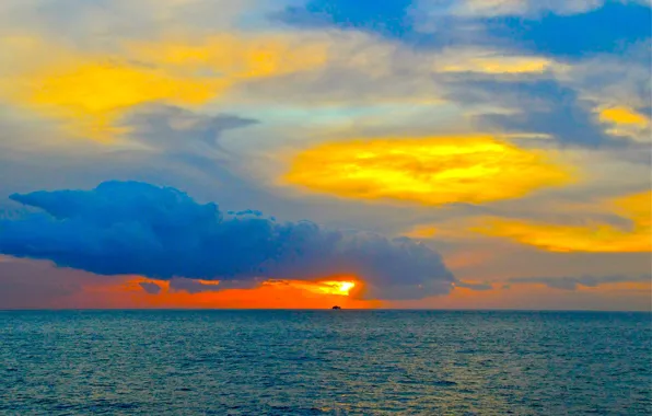 Картинка море, зарево, облака