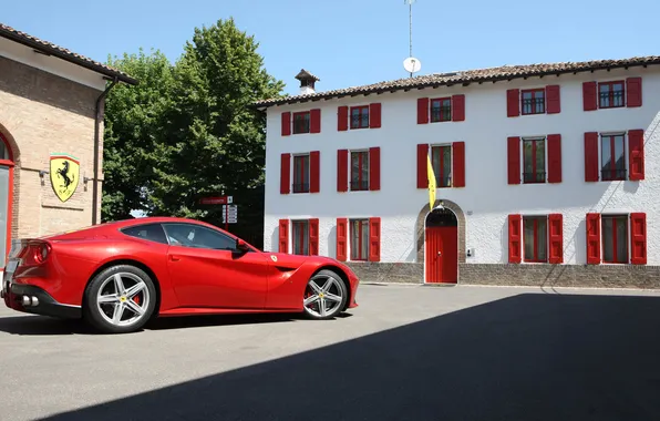 Картинка красный, здание, суперкар, вид сбоку, ferrari f12 berlinetta