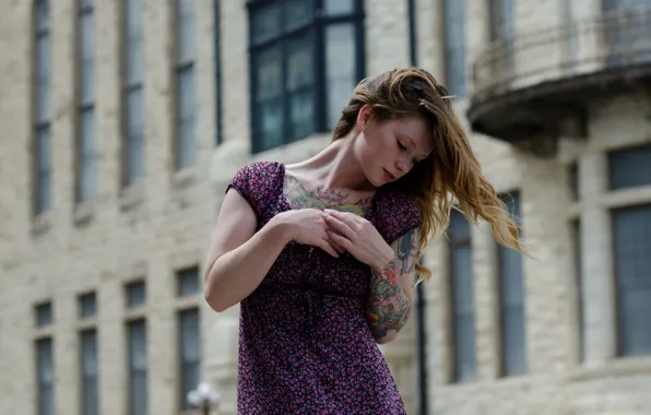Картинка girl, windows, dress, woman, beautiful, model, building, tattoos