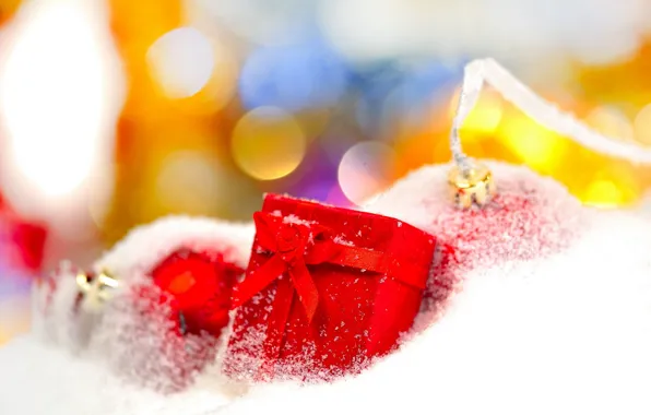 Картинка снег, праздник, обои, новый год, christmas, new year, подарки. новогодние, красный.фон
