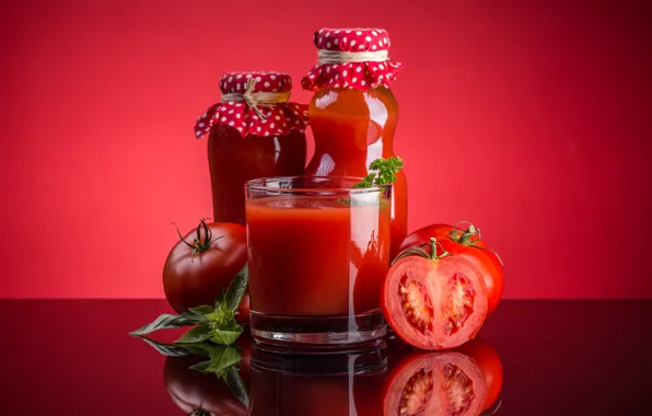 Стакан, отражение, стол, бутылки, помидоры, красный фон, томатный сок, заготовка
