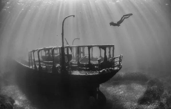 Картинка фото, океан, человек, корабль, черно-белое, подводный мир, дайвер