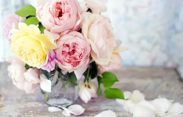 Картинка цветы, розы, букет, желтые, лепестки, банка, ваза, розовые
