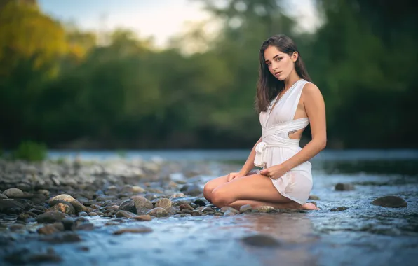 Женщина голышом отдыхает на речке порно фото