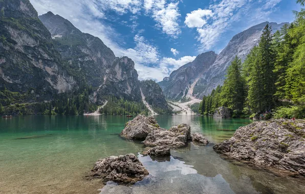 Облака, деревья, горы, озеро, камни, прозрачная вода, простор, великолепный пейзаж